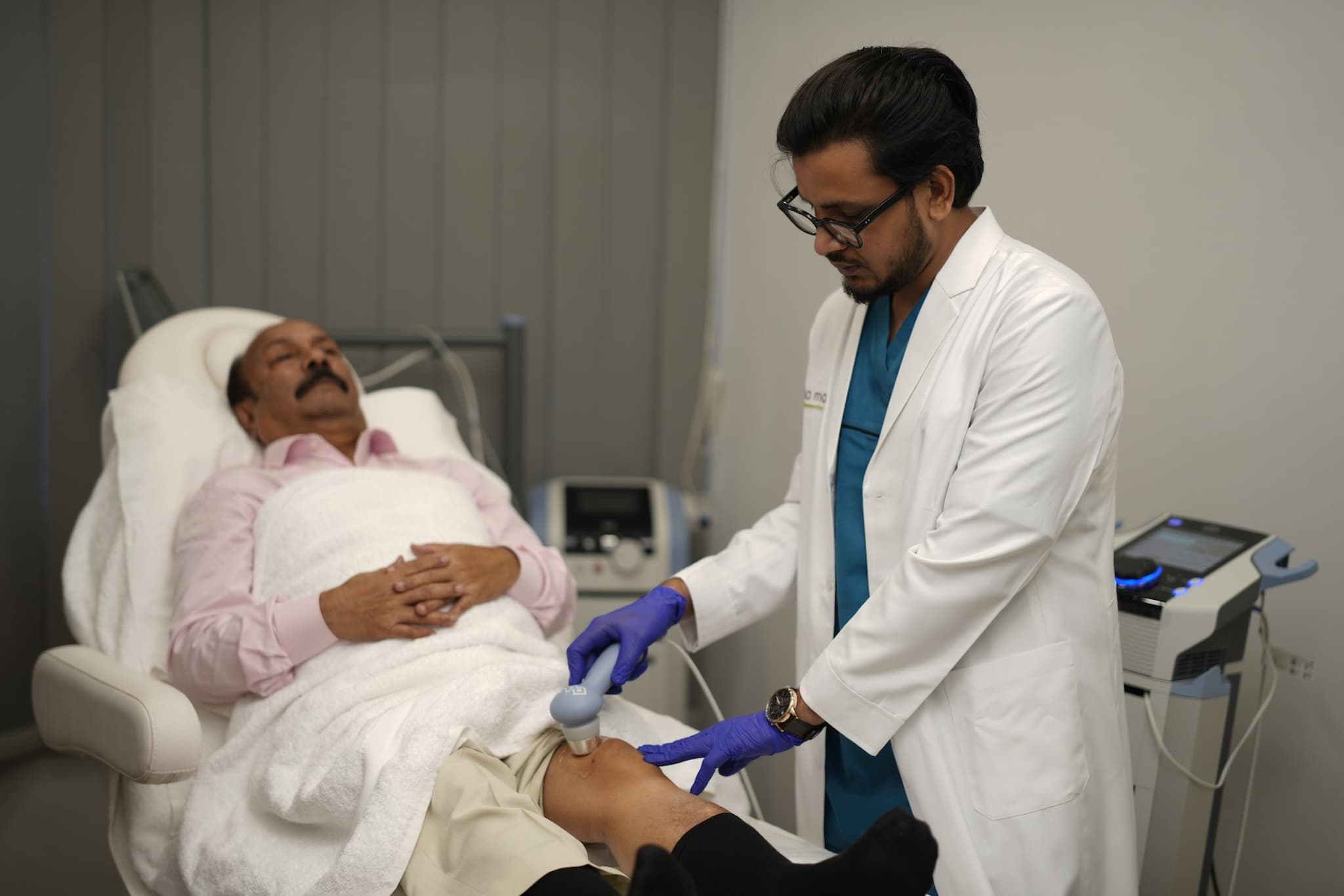Patient receiving Therapy  for knee joint pain treatment  in Dhaka at La Mano Regenerative Medical.